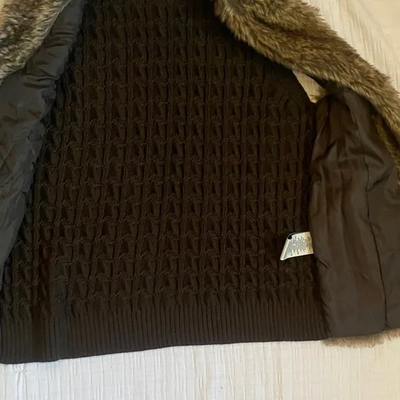 Sebby Women's Plush Faux Fur Vest - Picture 7 of 9